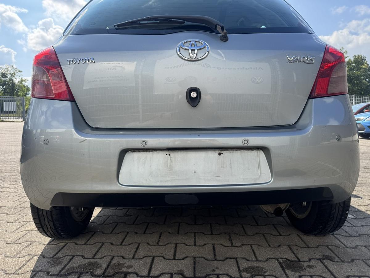 Toyota Yaris XP9 original Stossf&auml;nger Sto&szlig;stange hinten f&uuml;r Fahrzeuge mit PDC Einparkhilfe 1F8 Silber Metallic Bj.2009